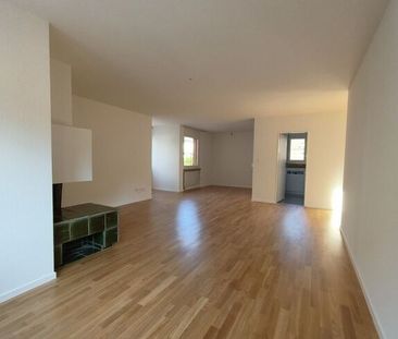 Attractive 2.5-room apartment with fireplace in a prime location - Photo 2