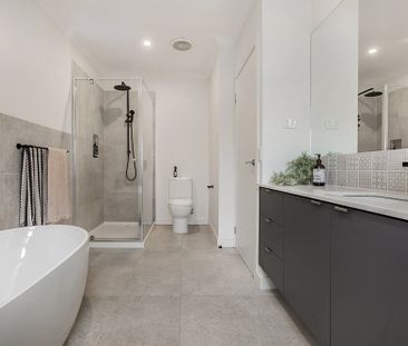 Two Storey Chic Charmer - Photo 3