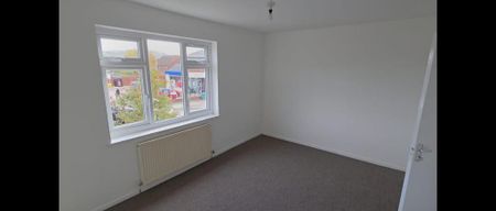 4 bedroom semi-detached house to rent - Photo 4