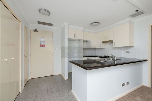 Spacious One Bedroom Apartment Plus Study & Parking - Maestri Towers - Photo 1