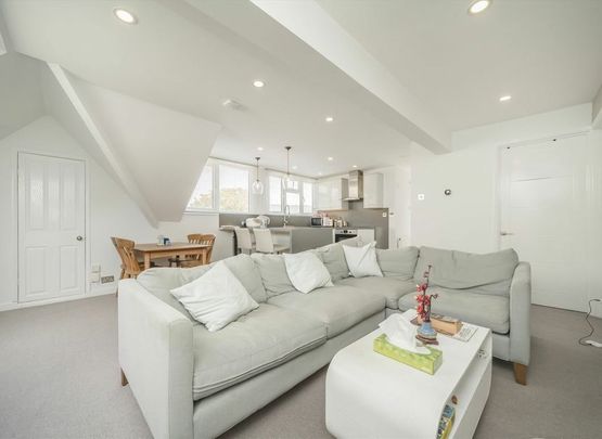 Kings Avenue - Photo 1