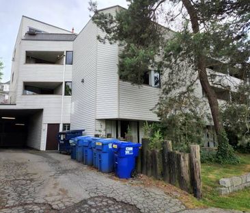 Large Bachelor with Balcony - Photo 2