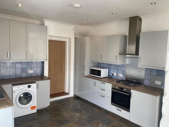 £565 PCM, All Bills and Wi-Fi Included, Furnished Ground Floor Double Room in a Shared House in Clive Street, Grangetown, Cardiff, CF11 7JF - Photo 1