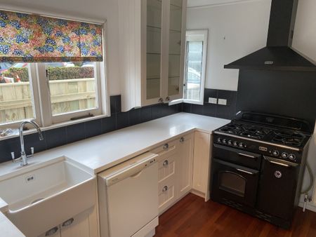 Warm & Bright in Frimley – 3 Bed, Central Heating, Near Hospital & Park - Photo 4