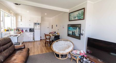 Sunny 6 Bedroom Kelburn Flat With A View - Photo 2