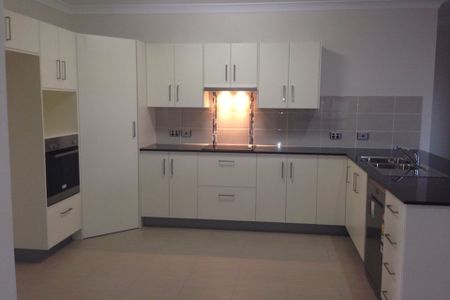 16 Sunburst Street, Mount Low. - Photo 3