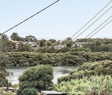 Spacious family home with water views - Photo 6