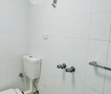 Quirky, Spacious 1 Bedroom Home - Photo 5