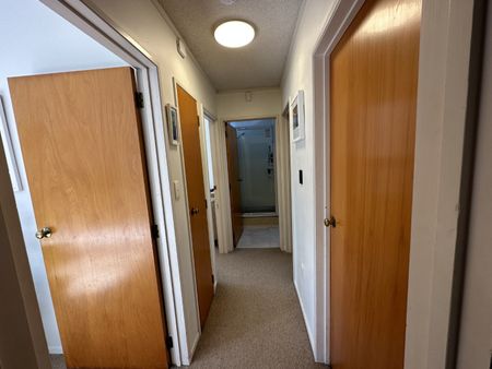 Lush Two Bedroom Living - Photo 5