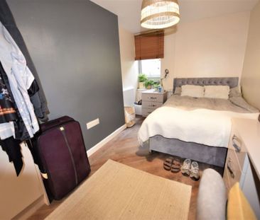 3 bedroom Flat in Flat 6, Leeds - Photo 1