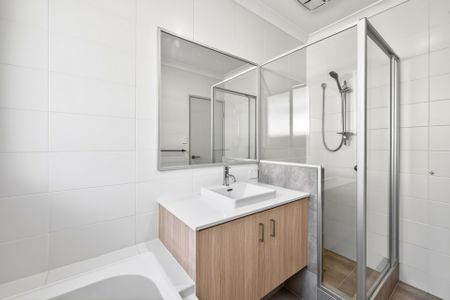 Spacious 4 Bedroom Family Home in Sought-After Lakelands Location - Photo 3