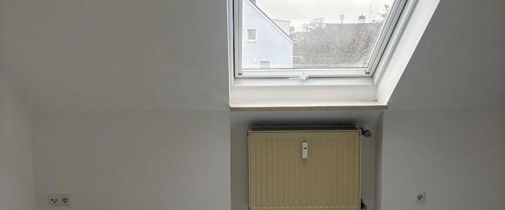 1-Zimmer Dachgeschosswohnung mit Küche Augsburg-Oberhausen - Photo 1