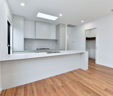 Modern Gem in Airport West! - Photo 2