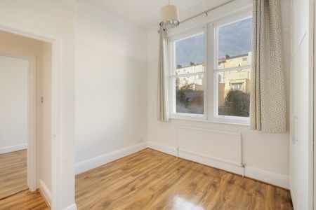 2 Bed Flat - Photo 2