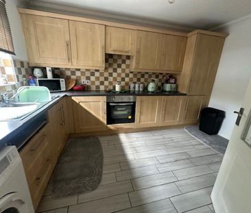 Available 3 Bed House - end terrace - Photo 4