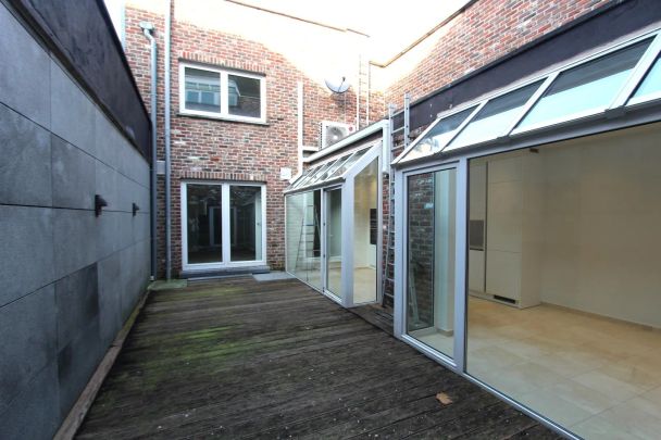 GELIJKVLOERS APPARTEMENT IN HET CENTRUM - Photo 1