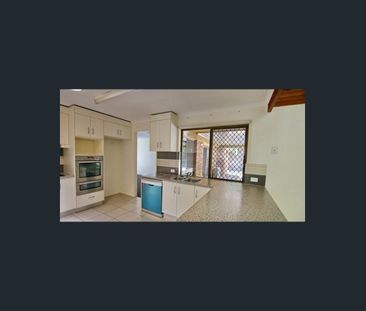 Spacious Family Home - Walking Distance to Shop & Bus - Photo 3