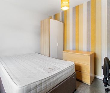 6 bedroom end of terrace house to rent - Photo 3