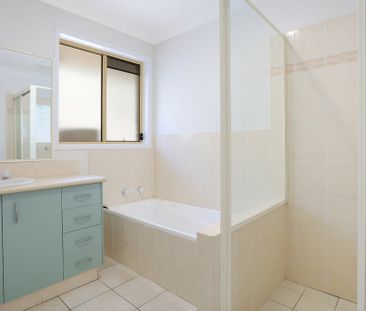 SPACIOUS FAMILY HOME WITH POOL - Photo 3