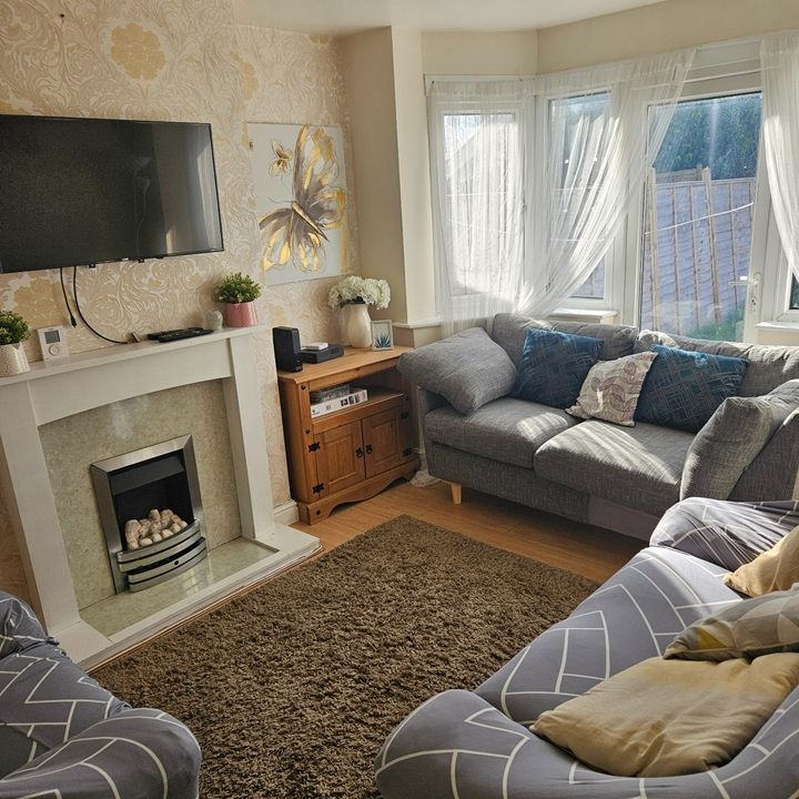 5 Bed Semi-Detached House, Elmbridge Road, B44 - Photo 1