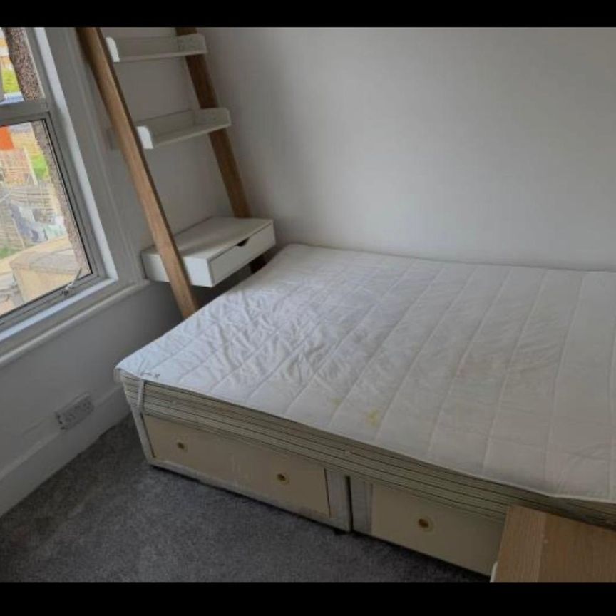 Room in a Shared House, Carlyle Road, E12 - Photo 1