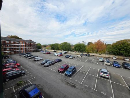 3 bedroom flat to rent - Photo 4