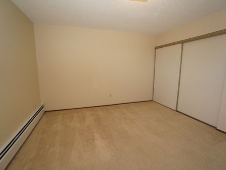 Sunset Manor - Photo 4