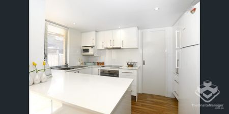 Walk to Uni & Hospital | Air-Con + Pool | Townhouse - Photo 4