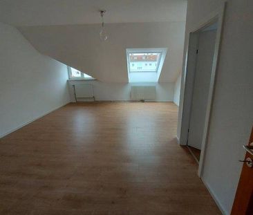 Helle 2 Zimmer Dachgeschosswohnung mit Loggia und zugehörigen Stell... - Foto 5
