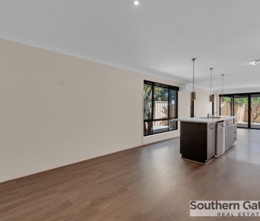 Spacious 3 bedroom 2 bathroom home - Photo 3