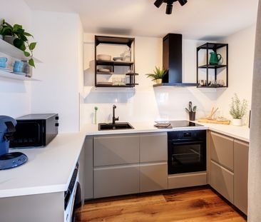 Trendy and unqiue: newly furnished apartment - Photo 3