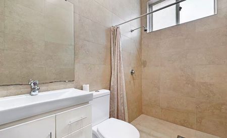 Ultimate Convenience 3 Bedroom House in prime location - Photo 5