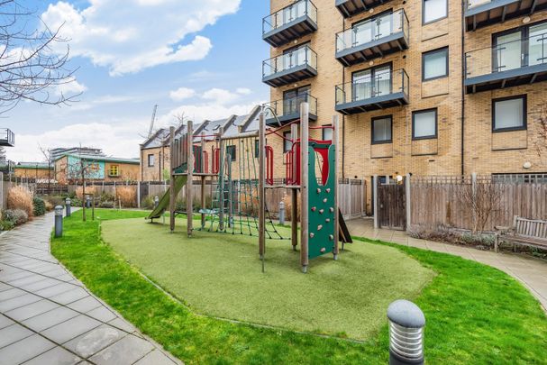 Flat to rent - Commerell Street, London, SE10 - Photo 1