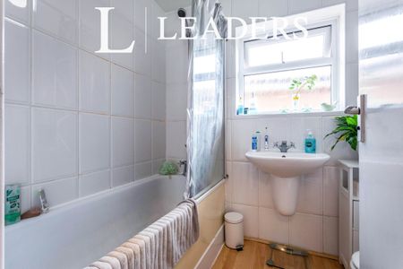 2 bedroom apartment to rent Woodlands Road, Redhill, Surrey, RH1 - Photo 4