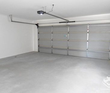 Near NEW 4 bedroom Townhouse fully furnished !!! - Photo 4