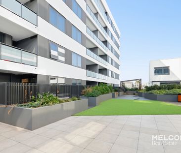 MODERN GROUND FLOOR APARTMENT WITH WRAP-AROUND COURTYARD - Photo 2