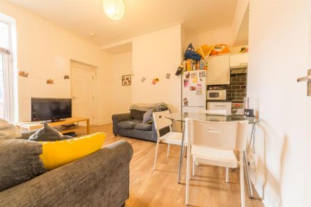 3 bedroom flat to rent - Photo 2