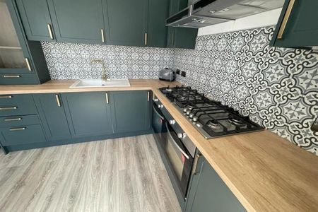 1 bedroom in a house share to rent - Photo 2