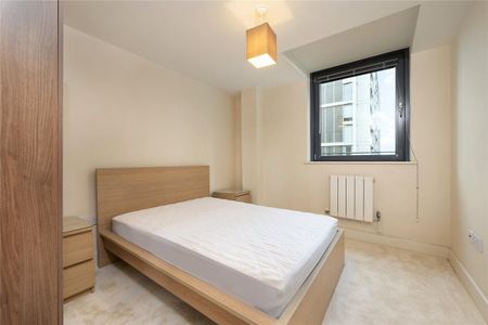 2 bedroom flat in London - Photo 3