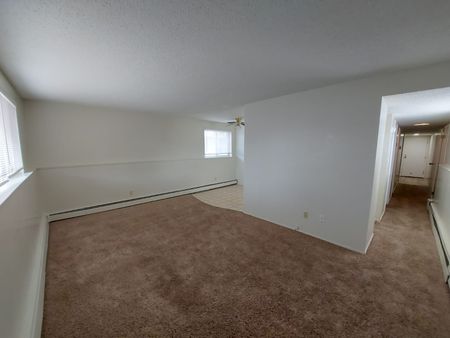 Large 2 Bedroom Apartment in Pines!! - Photo 4