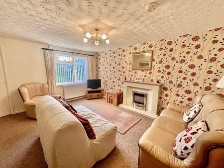 Larkspur Drive, Evesham, WR11 - Photo 2