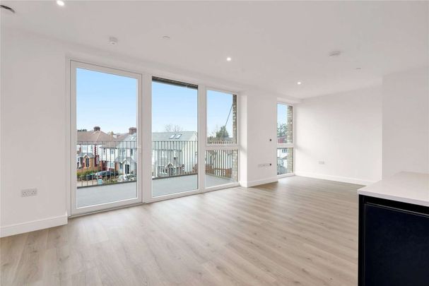 A fantastic two bedroom apartment available in an exceptional London canal side development. - Photo 1