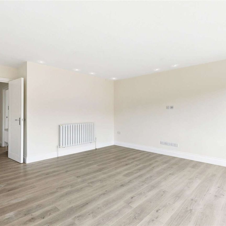 A three bedroom mid terrace home within a cul de sac location in Ascot - Photo 1