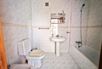 2 bedroom flat with balcony a stone's throw from Vageira Beach!