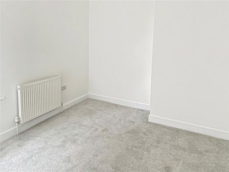 2 bedroom end of terrace house to rent - Photo 2