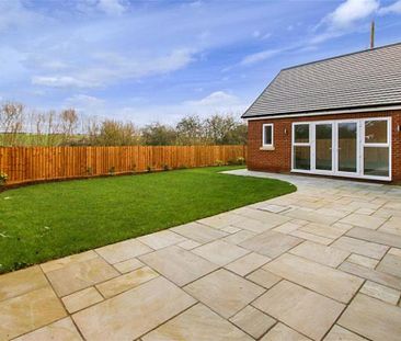 Available 4 Bed House - detached - Photo 1