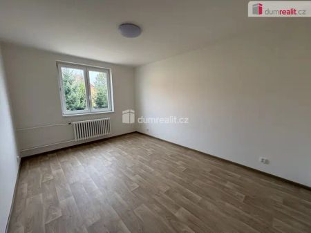 pronájem revitalizovaného bytu s balkónem, garáží a parkovacím místem před domem Milín - Photo 3