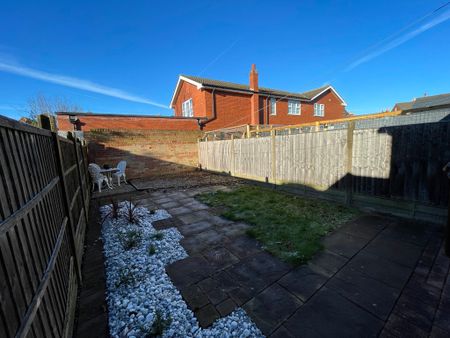 2 bedroom Mid Terraced House to let - Photo 5