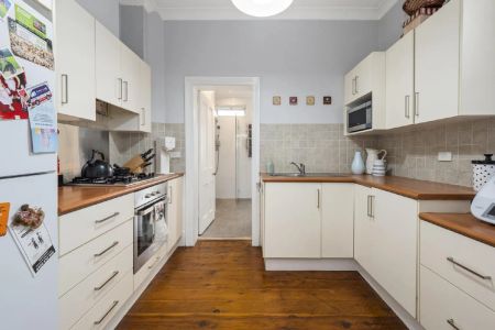 Spacious apartment in vibrant sought-after location - Photo 4