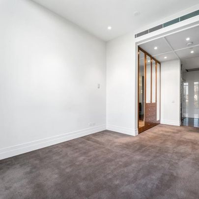 Exquisite Luxury Living at 150 Clarendon Street: A Rare Opportunity in Melbourne's Prestigious Locale - Photo 1